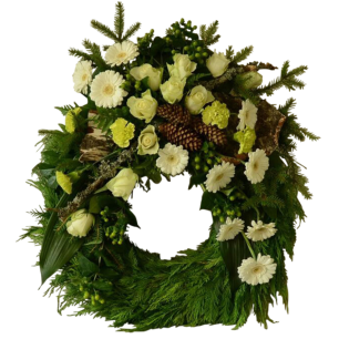 Krans med vita och gröna blommor, inklusive rosor och kottar, omgiven av gröna blad.