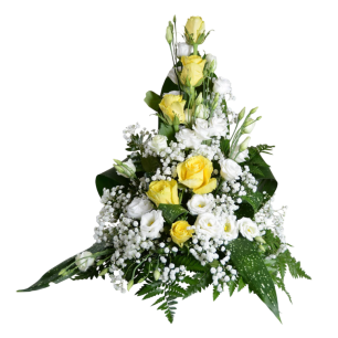 En blomsterarrangemang med gula och vita rosor, omgivna av gröna blad och små vita blommor.